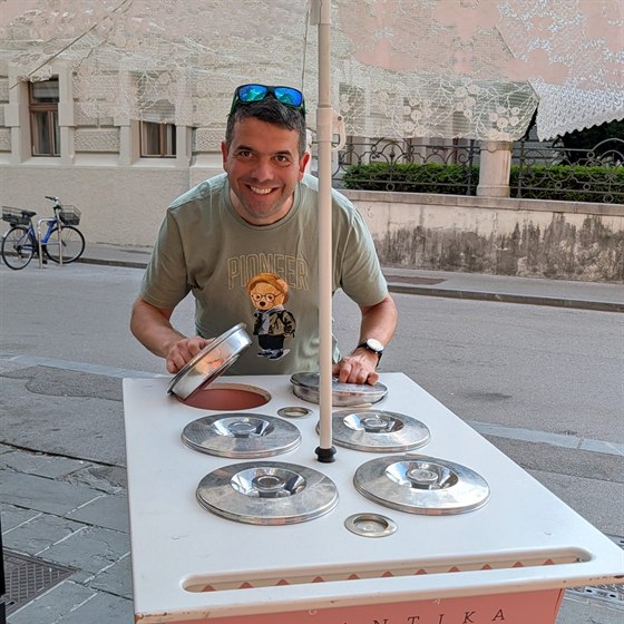 Domagoj behind a pink Romantika ice cream cart